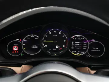 PORSCHE E-Hybrid CoupéPLATINUM-INNO-PANO-HUD-LEDER BEIGE