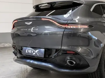 ASTON MARTIN DBX Magnetic Silver Onyx Black