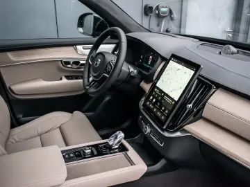VOLVO XC90 T8 Plug-In Hybrid AWD Ultra Dark 7-Sitzer M