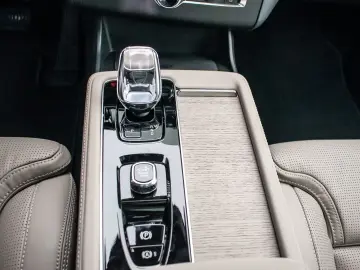 VOLVO XC90 T8 Plug-In Hybrid AWD Ultra Dark 7-Sitzer M
