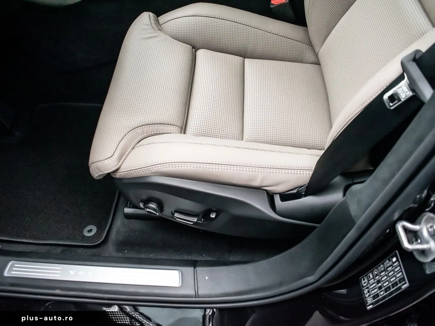 VOLVO XC90 T8 Plug-In Hybrid AWD Ultra Dark 7-Sitzer M