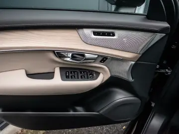 VOLVO XC90 T8 Plug-In Hybrid AWD Ultra Dark 7-Sitzer M