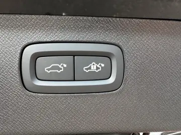 VOLVO XC90 T8 AWD Ultra 7Sitzer Pano Luft AHK HUD 22…