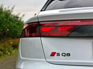 AUDI SQ8 TFSI qu BLACK PANO STANDHZ B&O AHK HuD LASER