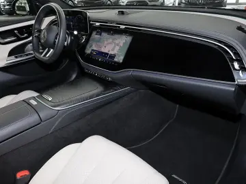 MERCEDES-BENZ E 200 T 4M AMG SUPERSCREEN AHK PANO ST…