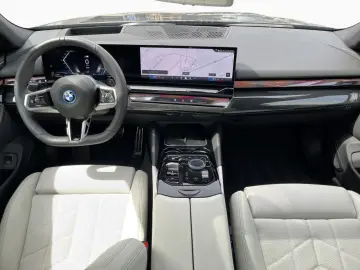 BMW 550e xDr M Sport Pro B&W Pano Iconic AutoB 20