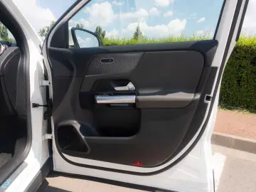 MERCEDES-BENZ EQA 250