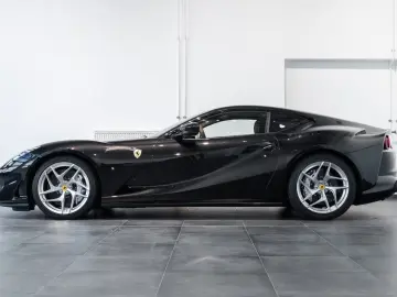 FERRARI 812 Superfast 6.5 V12