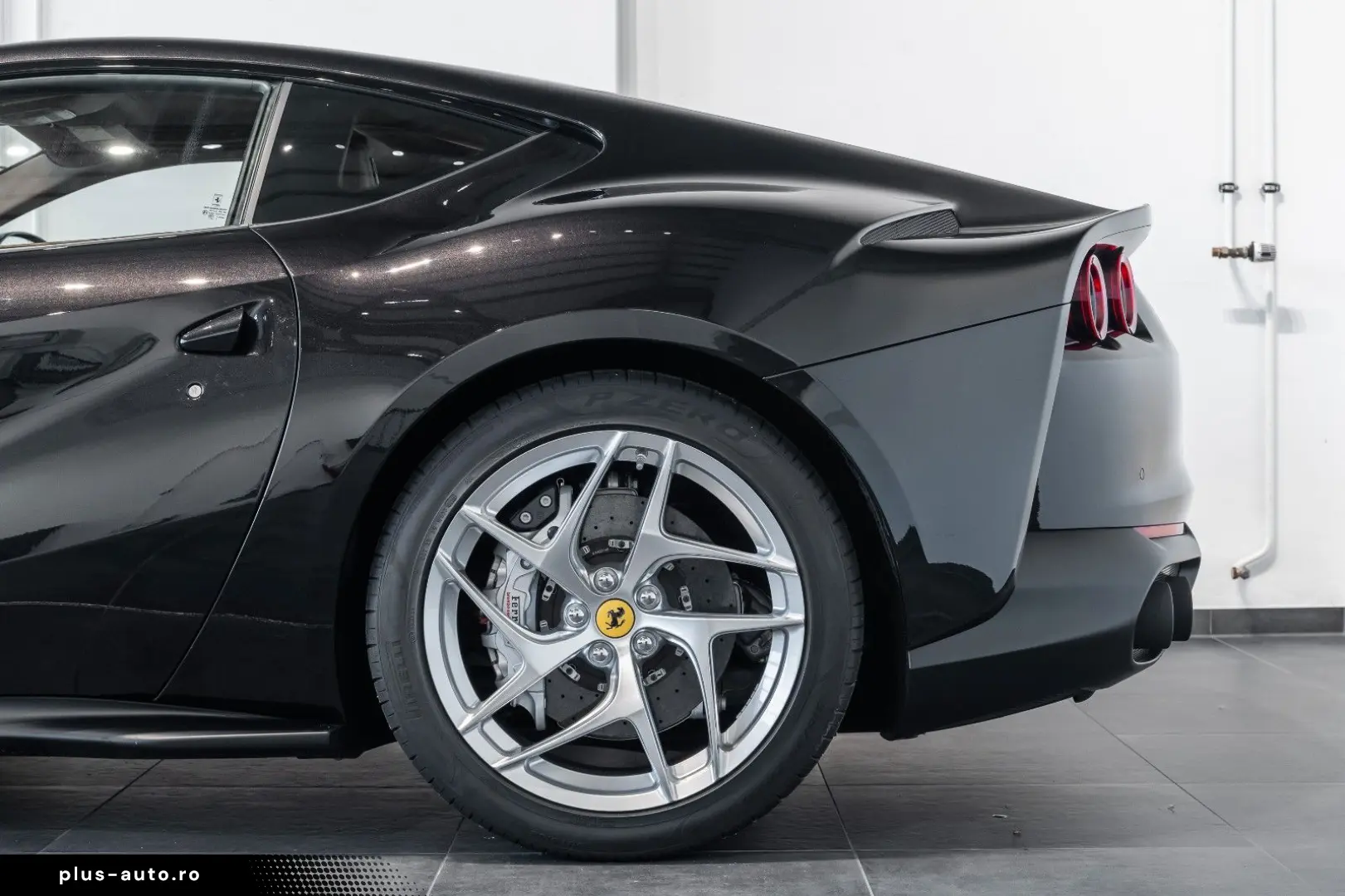 FERRARI 812 Superfast 6.5 V12