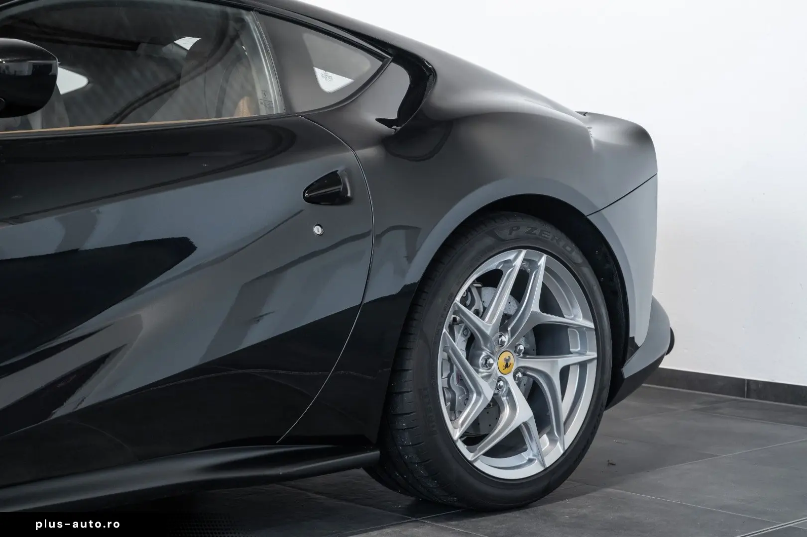 FERRARI 812 Superfast 6.5 V12