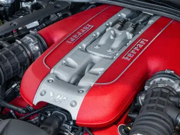 FERRARI 812 Superfast 6.5 V12