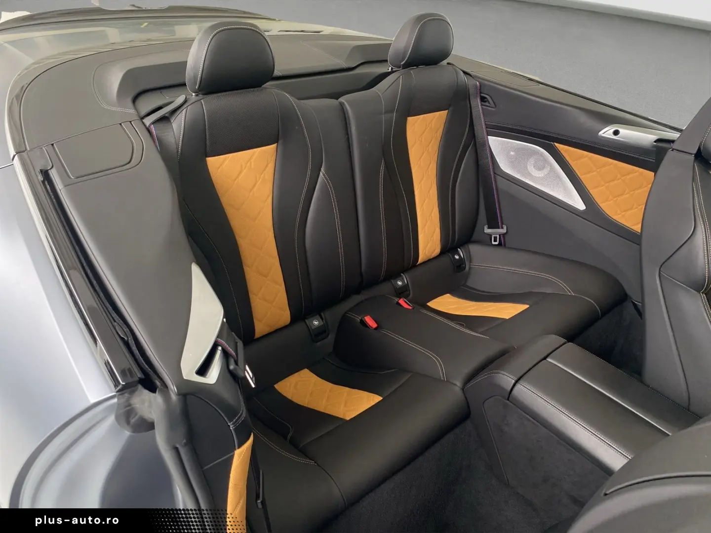 BMW M8 Competition Cabrio xDrive B&W    DriversPacka