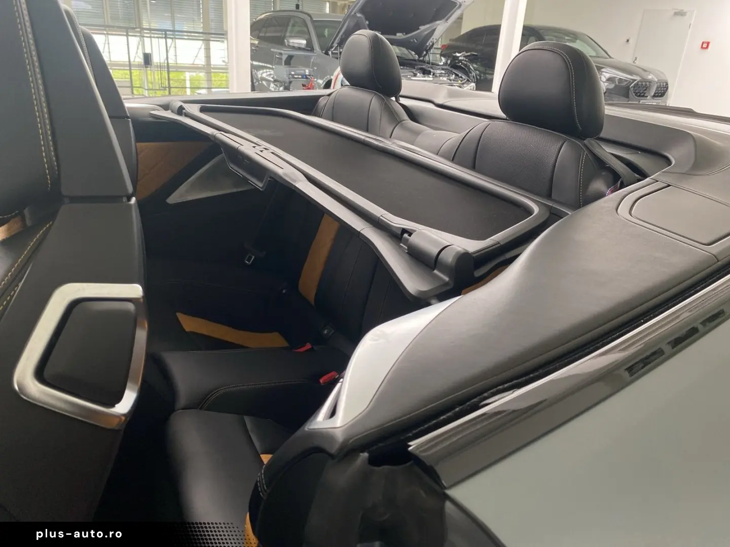 BMW M8 Competition Cabrio xDrive B&W    DriversPacka