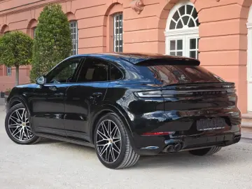 PORSCHE Cayenne Coupe GTS (Porsche Approved)