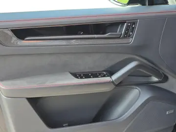 PORSCHE Cayenne Coupe GTS (Porsche Approved)