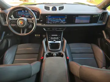PORSCHE Cayenne Coupe GTS (Porsche Approved)