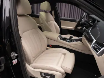 BMW X6 M50i