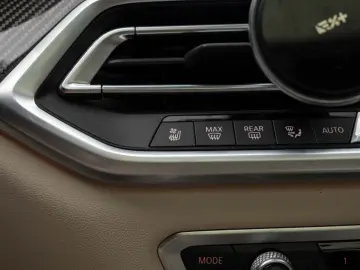 BMW X6 M50i