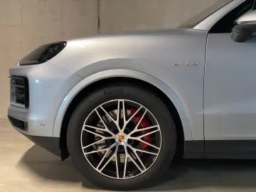 PORSCHE Cayenne S E-Hybrid  Hinterachslenkung  InnoDrive