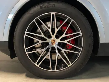 PORSCHE Cayenne S E-Hybrid  Hinterachslenkung  InnoDrive