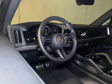 PORSCHE Cayenne S E-Hybrid  Hinterachslenkung  InnoDrive