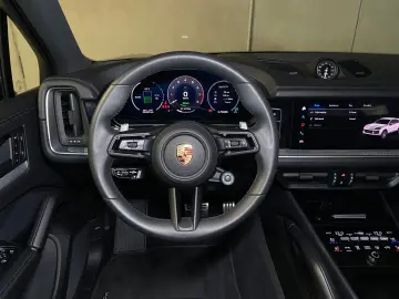 PORSCHE Cayenne S E-Hybrid  Hinterachslenkung  InnoDrive