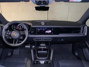 PORSCHE Cayenne S E-Hybrid  Hinterachslenkung  InnoDrive