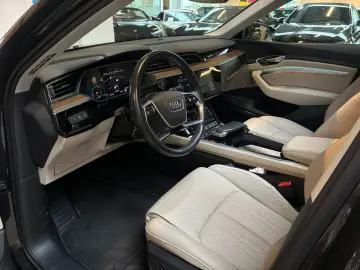 AUDI Q8 e-tron 55 quattro S line ACC TRAILER PANO MEM