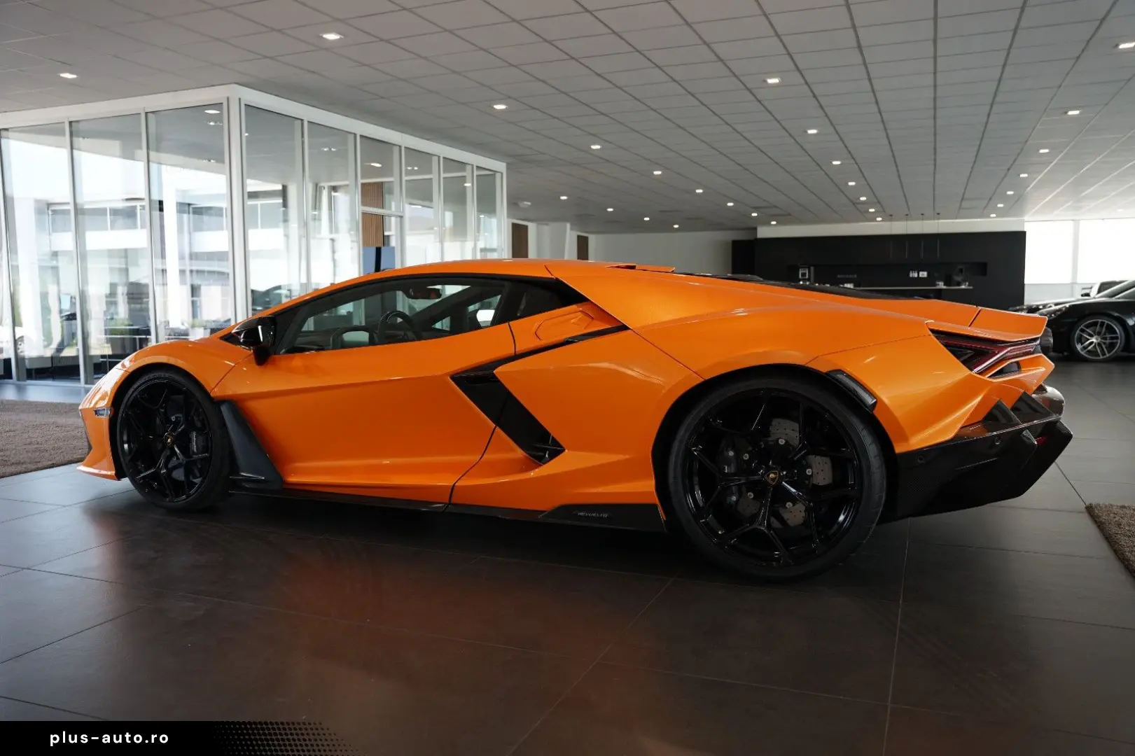 LAMBORGHINI Revuelto