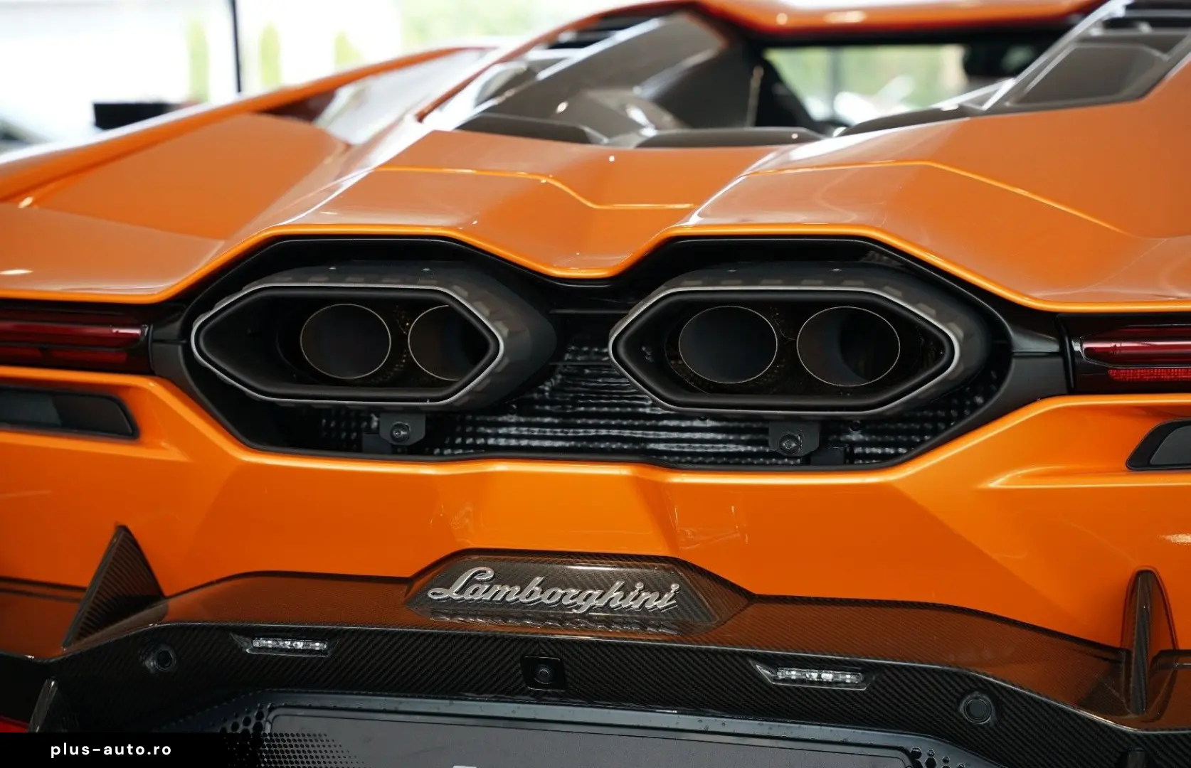 LAMBORGHINI Revuelto