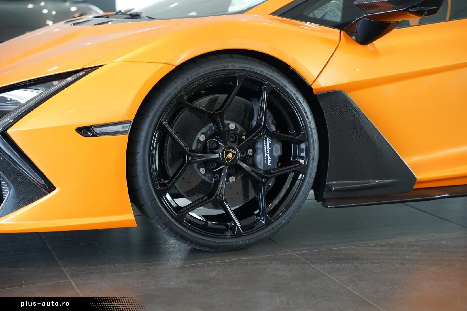 LAMBORGHINI Revuelto