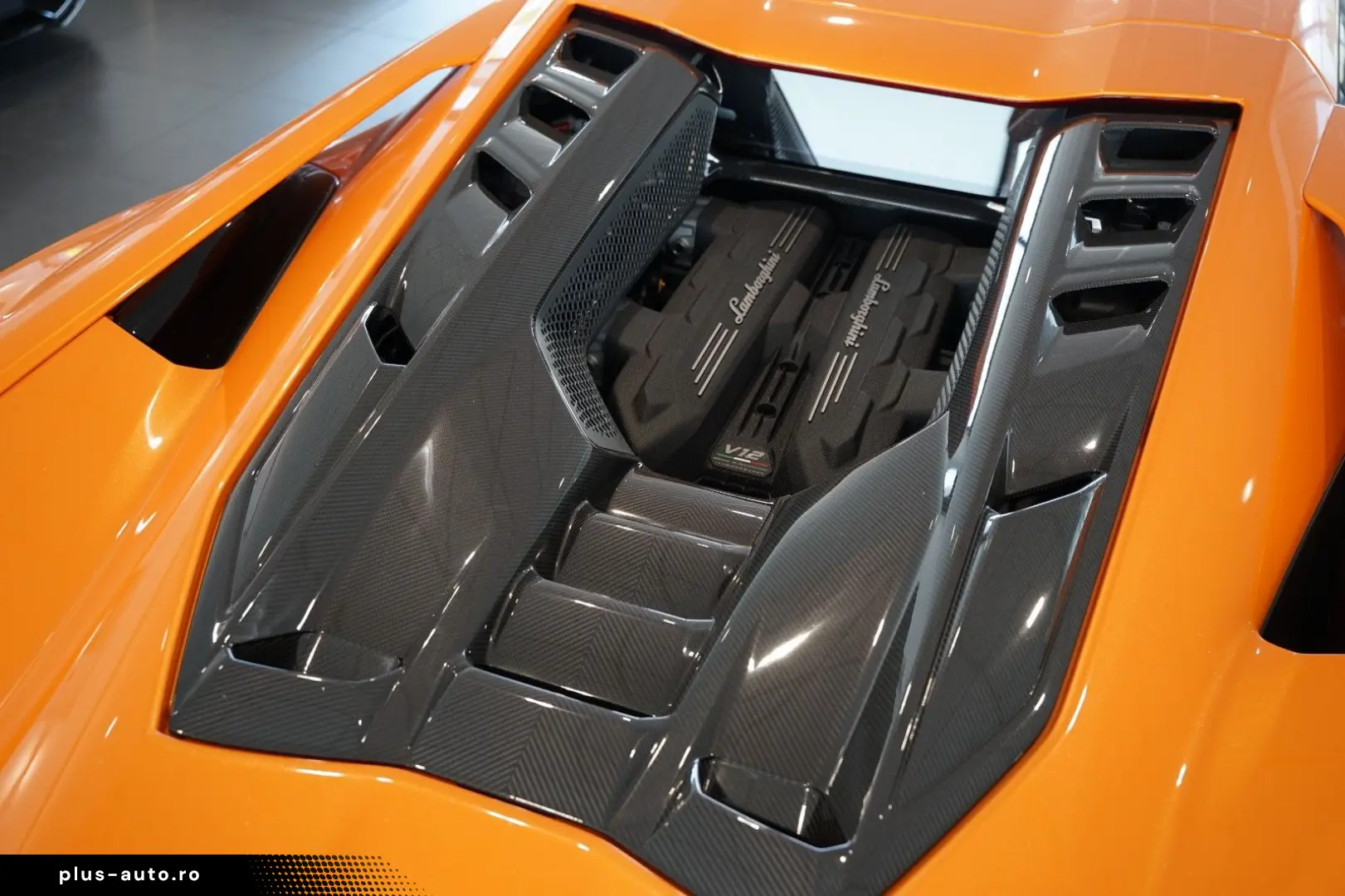 LAMBORGHINI Revuelto