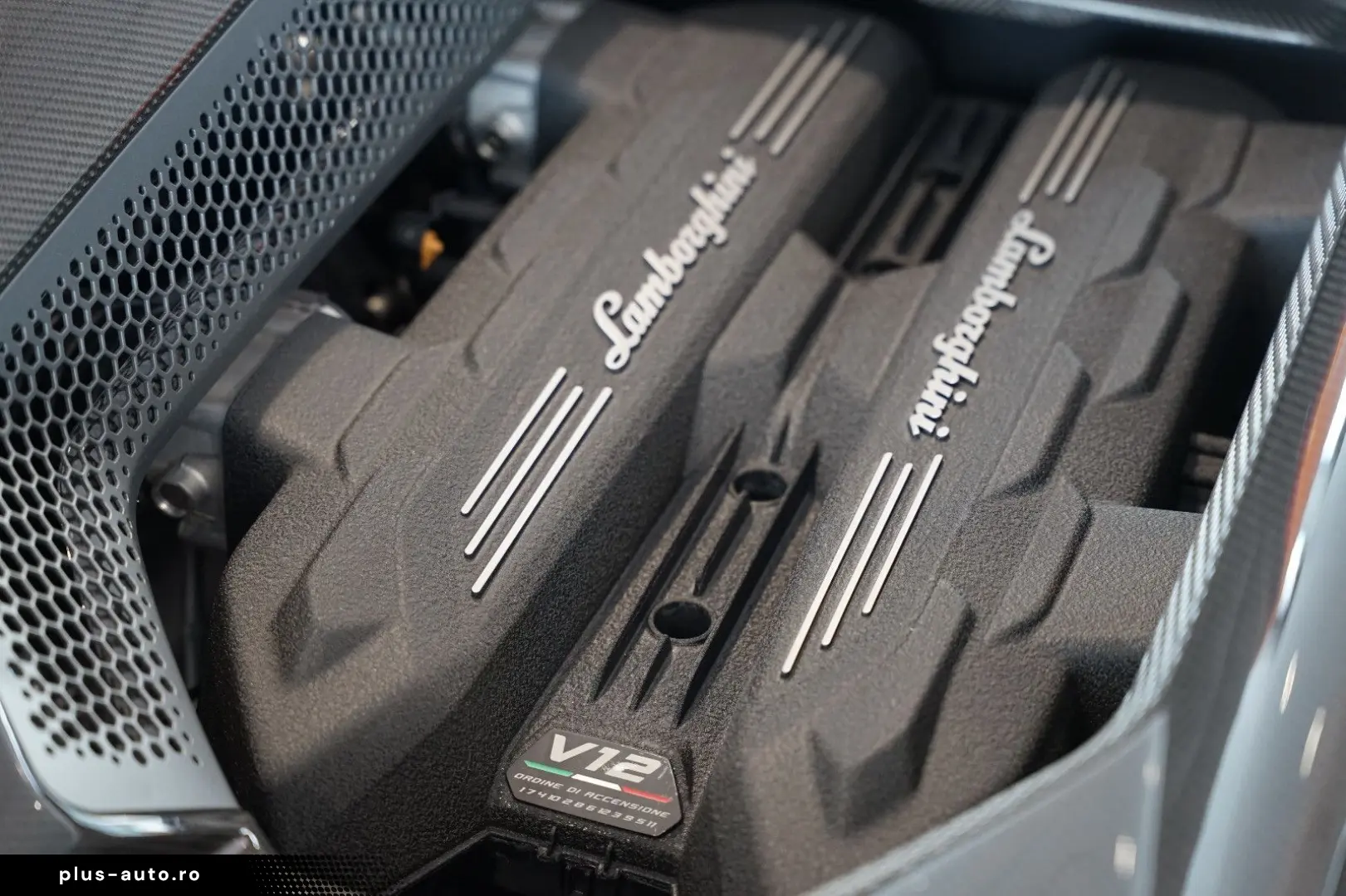 LAMBORGHINI Revuelto