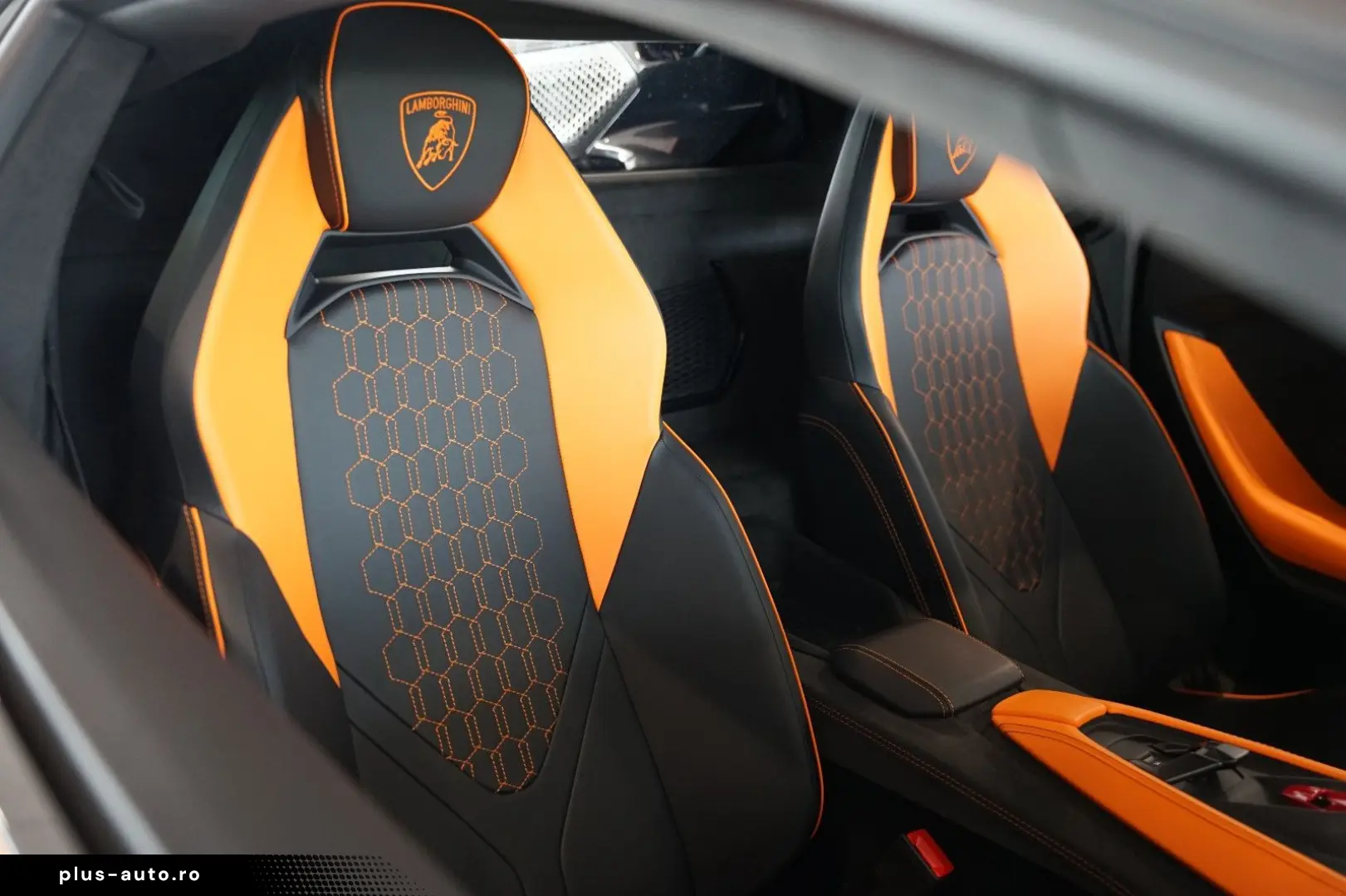 LAMBORGHINI Revuelto