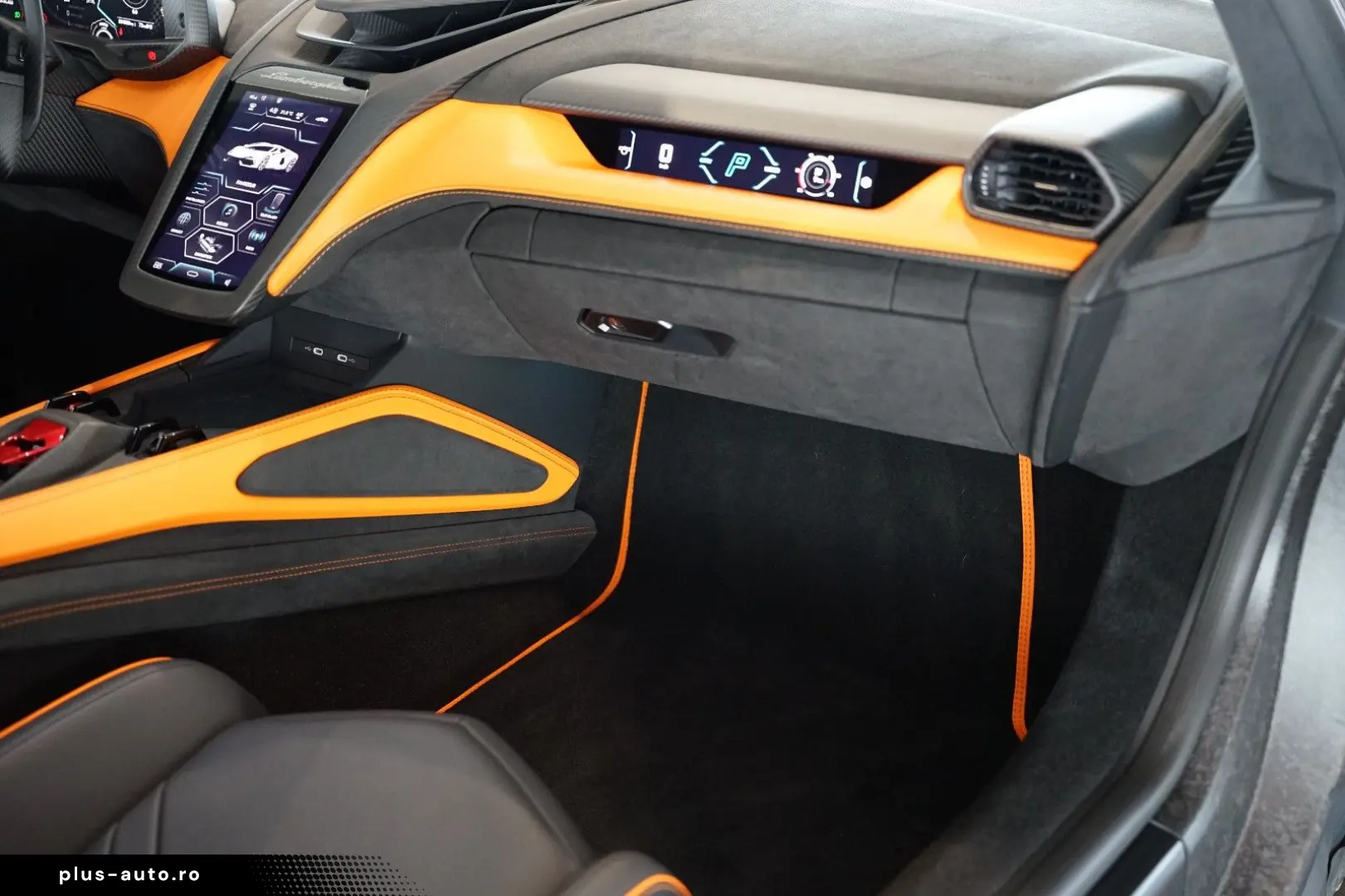 LAMBORGHINI Revuelto