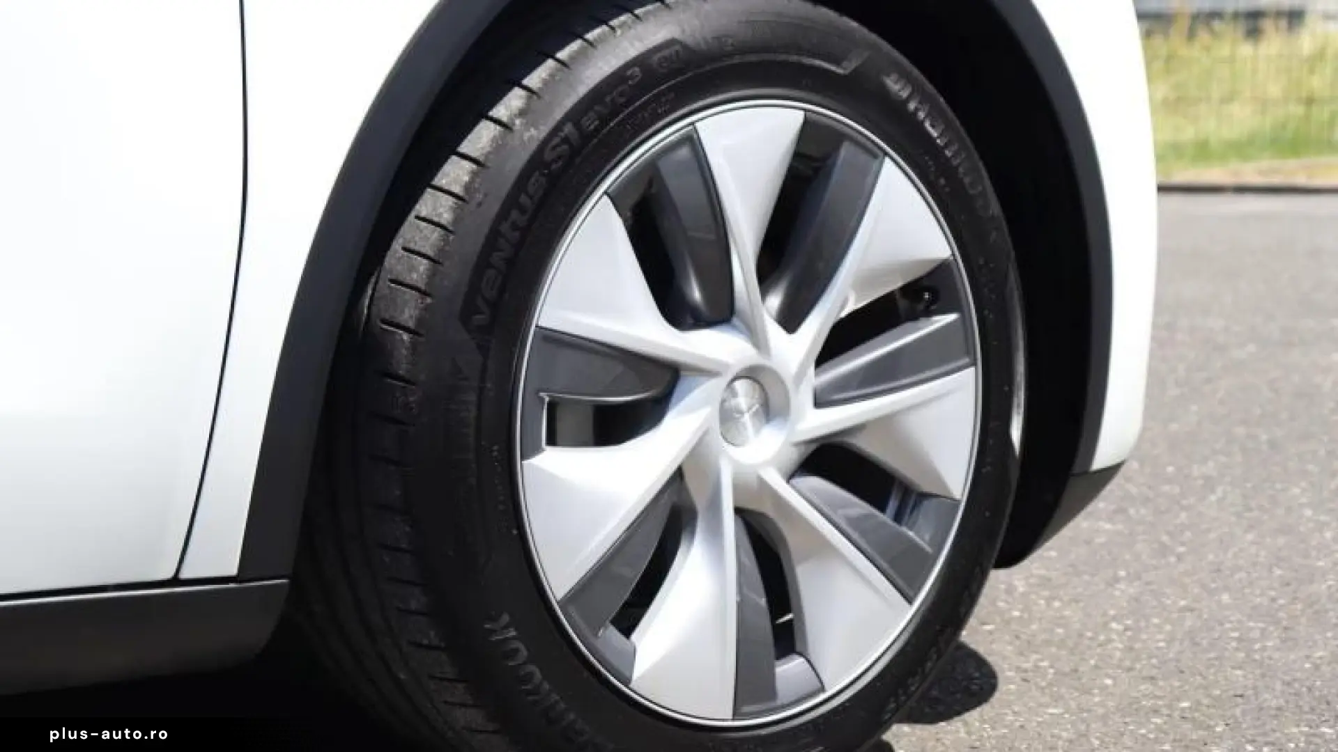 Tesla Model Y Long Range Dual AWD