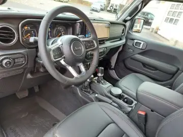 Jeep Wrangler Unlimited 2.0T Sahara - new model