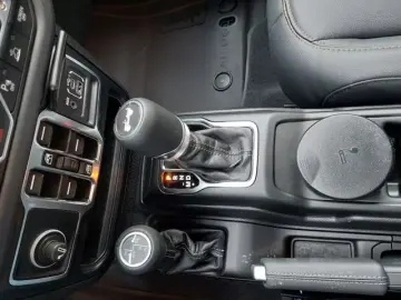 Jeep Wrangler Unlimited 2.0T Sahara - new model