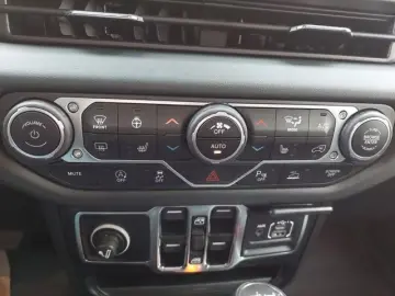 Jeep Wrangler Unlimited 2.0T Sahara - new model