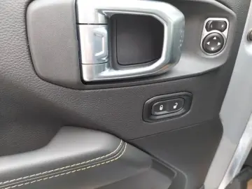 Jeep Wrangler Unlimited 2.0T Sahara - new model