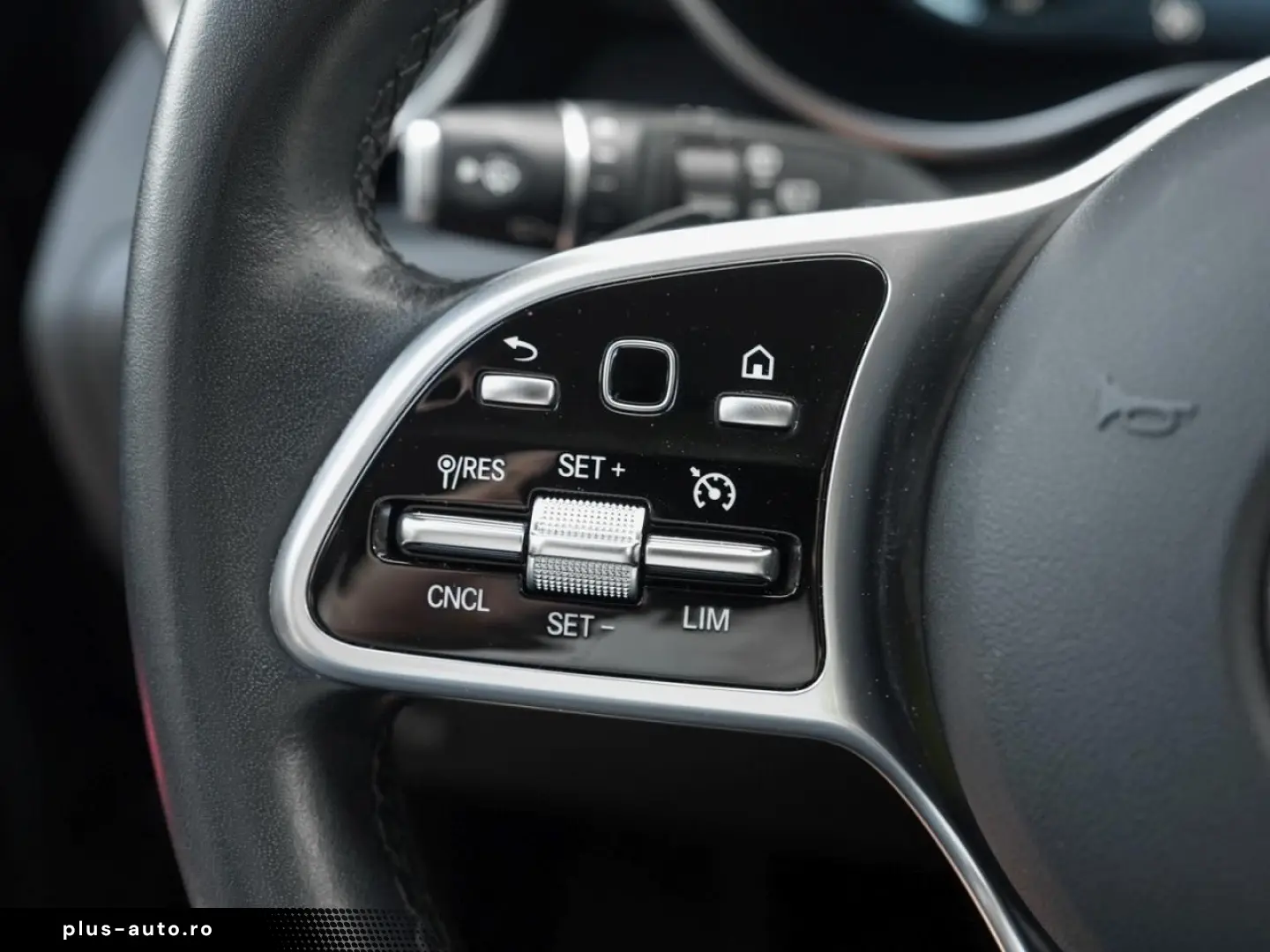 MERCEDES-BENZ GLC 300 e 4M MBUX Navi Kamera Park-Paket