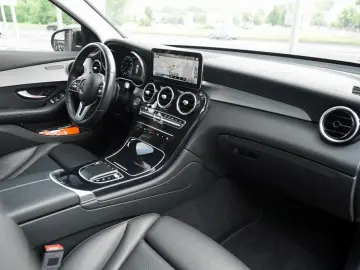MERCEDES-BENZ GLC 300 e 4M MBUX Navi Kamera Park-Paket