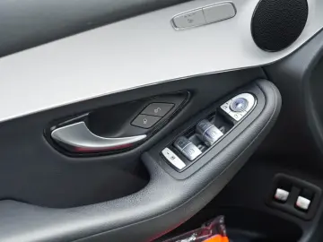 MERCEDES-BENZ GLC 300 e 4M MBUX Navi Kamera Park-Paket