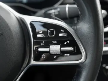 MERCEDES-BENZ GLC 300 e 4M MBUX Navi Kamera Park-Paket