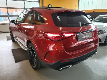 MERCEDES-BENZ GLC 300e AMG Night Pano Airm ACC OffRd AHK 360