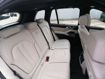BMW X5 M60 i xDrive NAVI LED SHZ StHz PANO B&W