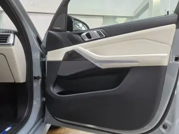 BMW X5 M60 xDrive 22Zoll Luftfeder Pano AHK Sitzlüft