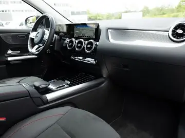 MERCEDES-BENZ GLA 200 AMG-Sport LED Cam Pano AHK EAS…