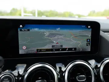 MERCEDES-BENZ GLA 200 AMG-Sport LED Cam Pano AHK EAS…