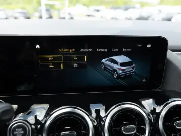 MERCEDES-BENZ GLA 200 AMG-Sport LED Cam Pano AHK EAS…